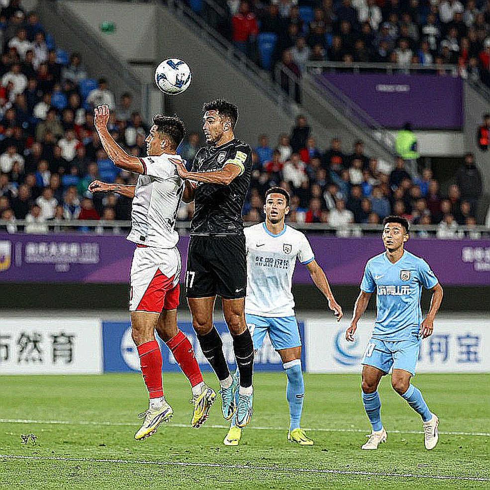 Lucao lập hat-trick phơi bày khoảng cách văn minh: Khi lòng trung thành trở thành thước đo đạo đức giả trên sân cỏ Việt Nam Lucao lập hat-trick phơi bày khoảng cách văn minh: Khi lòng trung thành trở thành thước đo đạo đức giả trên sân cỏ Việt Nam