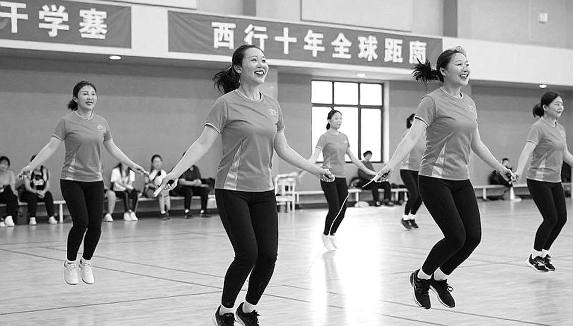 Mùa giải thường niên: đọc áp lực dưới bảng xếp hạng qua VAR, thủ môn và những cử chỉ nhỏ