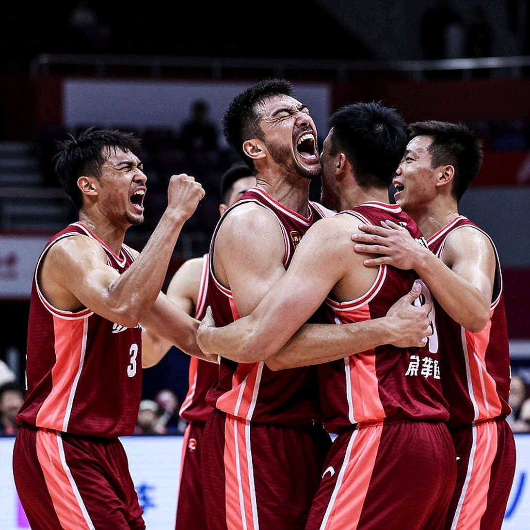 Sân nhà V.League: pháo đài hay chỉ là một địa chỉ?