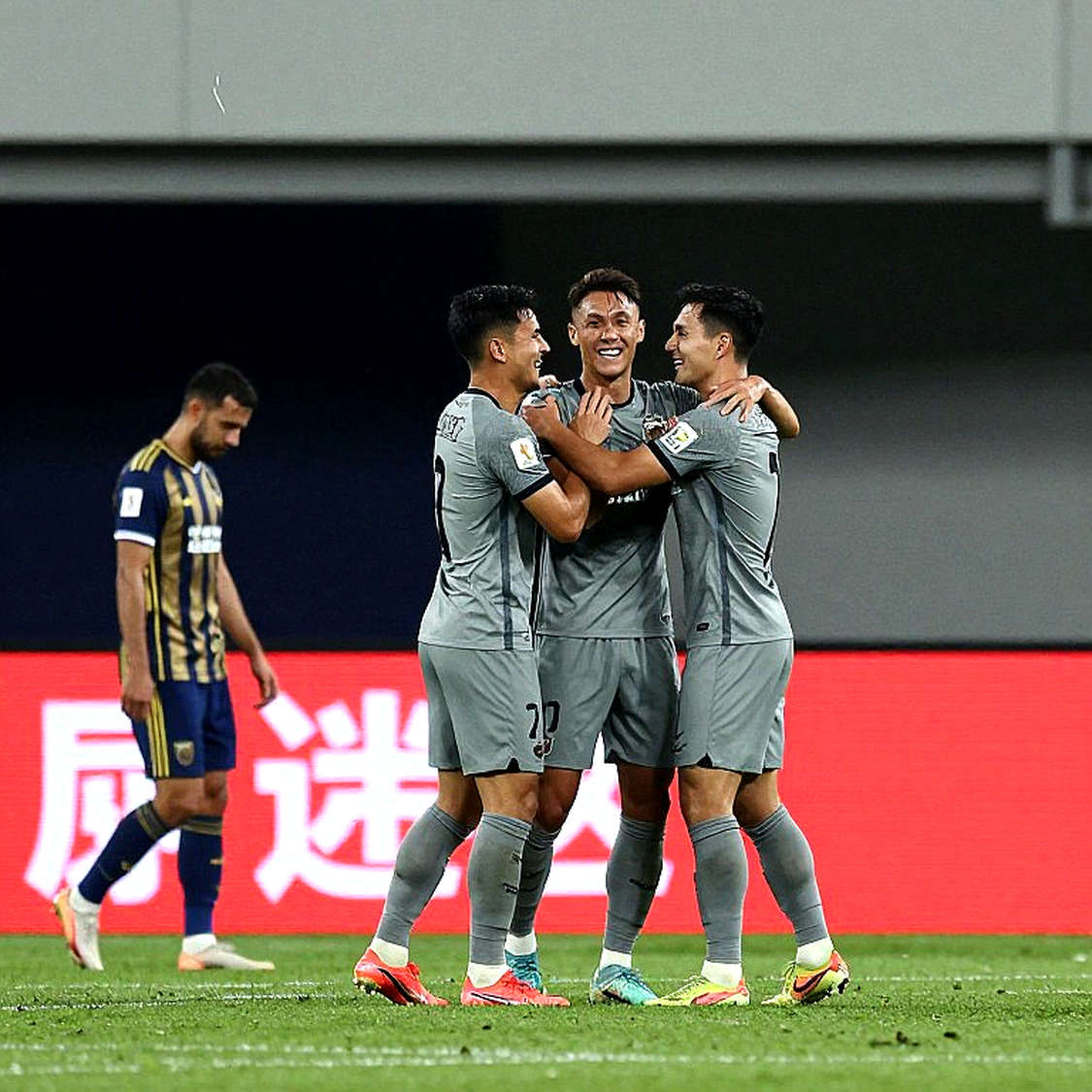 Chấn thương ở Old Trafford và tài khoản im lặng của làng báo bóng đá Việt